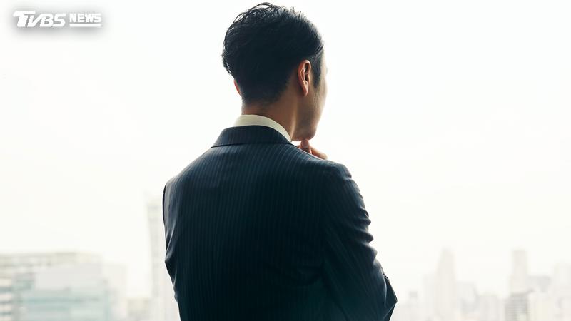 54歲高管遭裁員!「偽裝出勤」天天躲咖啡廳 妻一句話逼哭全網