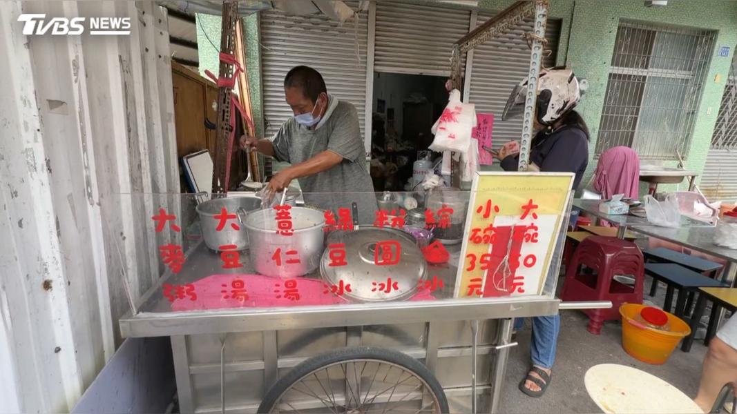 小小的攤位前,近日湧入不少慕名而來的顧客。(圖/TVBS)