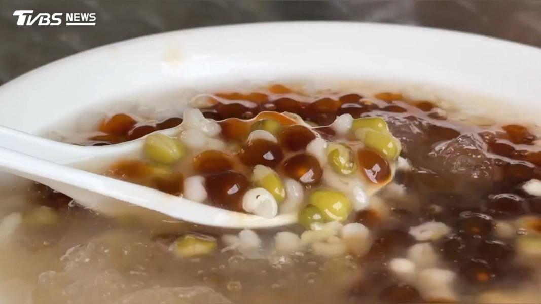 消息傳開後,不少網友自發性前來捧場,希望阿嬤可以早點賣完、早點回家休息。(圖/TVBS)