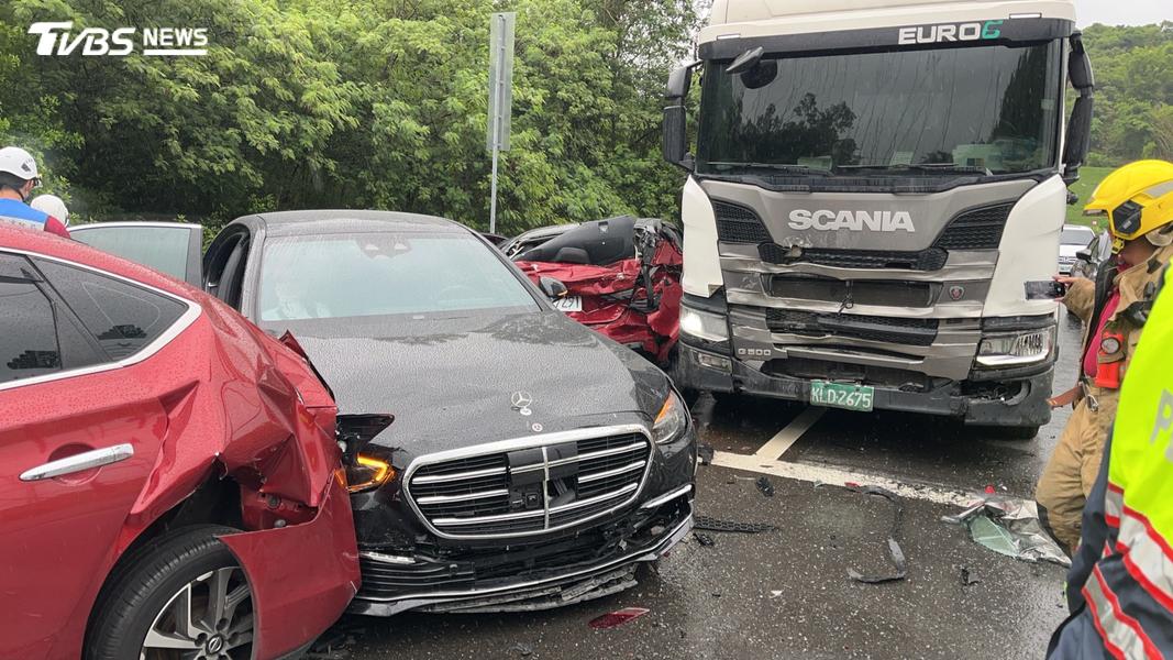 台84線隧道旁「5車連環追撞」 9人送醫