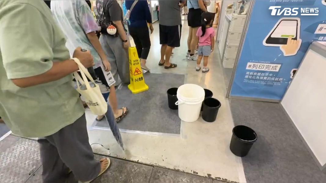 展覽期間卻出現漏水狀況,部分攤位內走道遍布大大小小的水桶。(圖/TVBS)