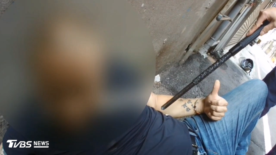 男揮刀噴辣椒水拒捕!警街頭對峙壓制