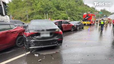 等紅燈秒變碰碰車!台南台84線大貨車追撞4車 釀10人傷