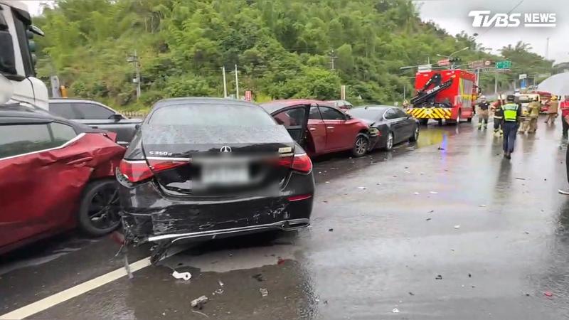 等紅燈秒變碰碰車!台南台84線大貨車追撞4車 釀10人傷