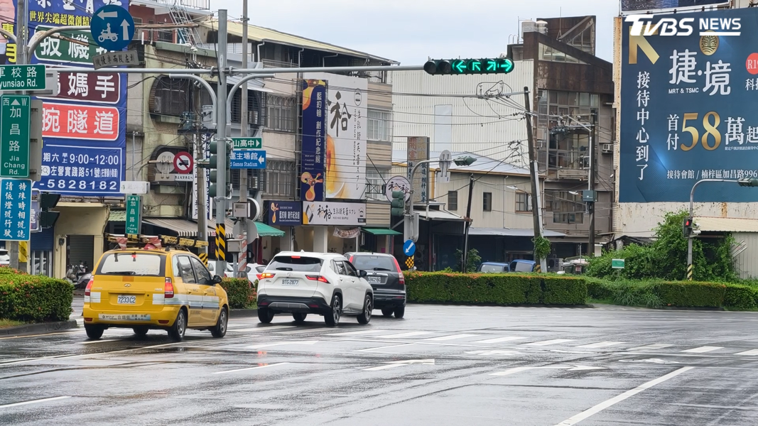 全市唯一! 高雄六岔路口「6燈號」亮相