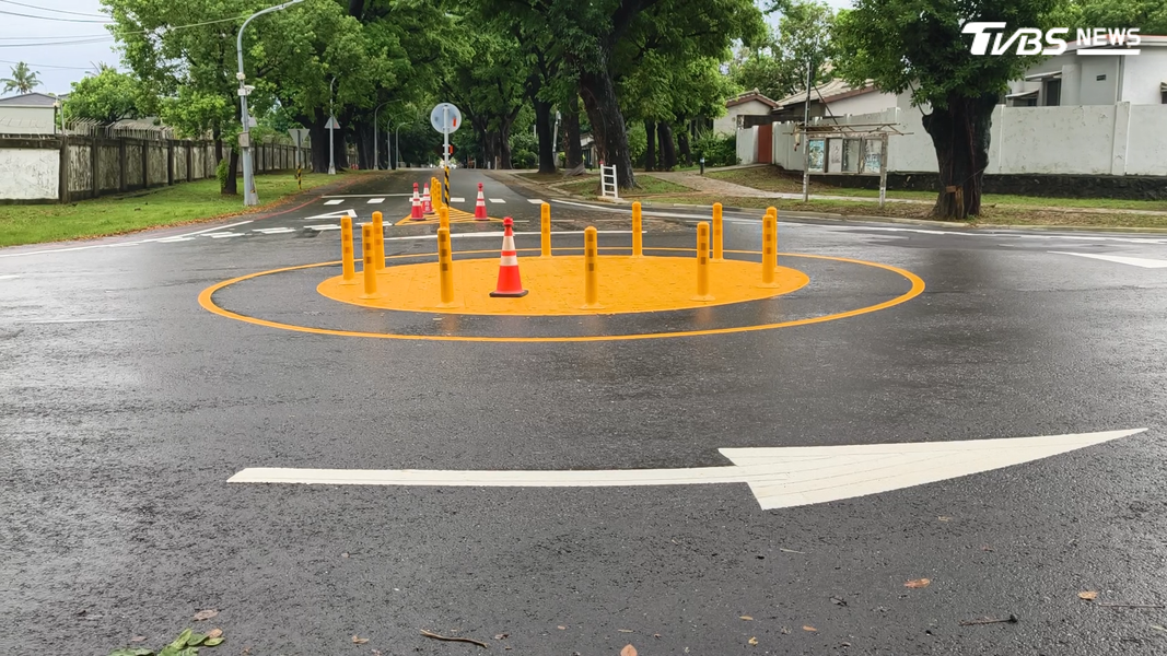 左營明德新村的不規則六岔路口,採用標線型圓環來簡化車流交織,並降低衝突風險。(圖/TVBS)