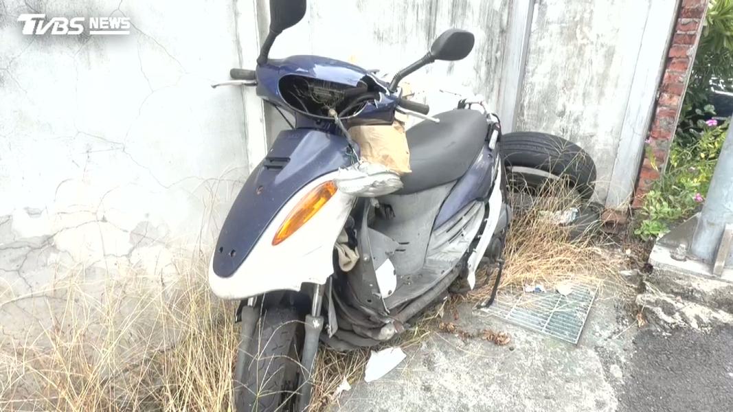 機車騎士75歲老翁被撞入車底,受傷送醫。(圖/TVBS)