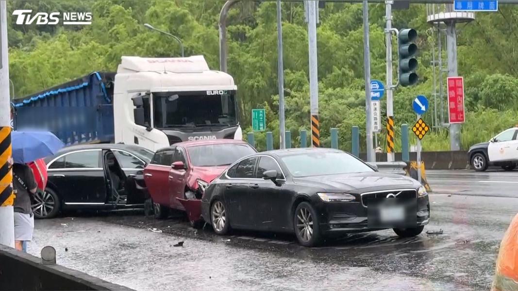 等紅燈秒變碰碰車!台南台84線大貨車追撞4車 釀10人傷(圖/TVBS)