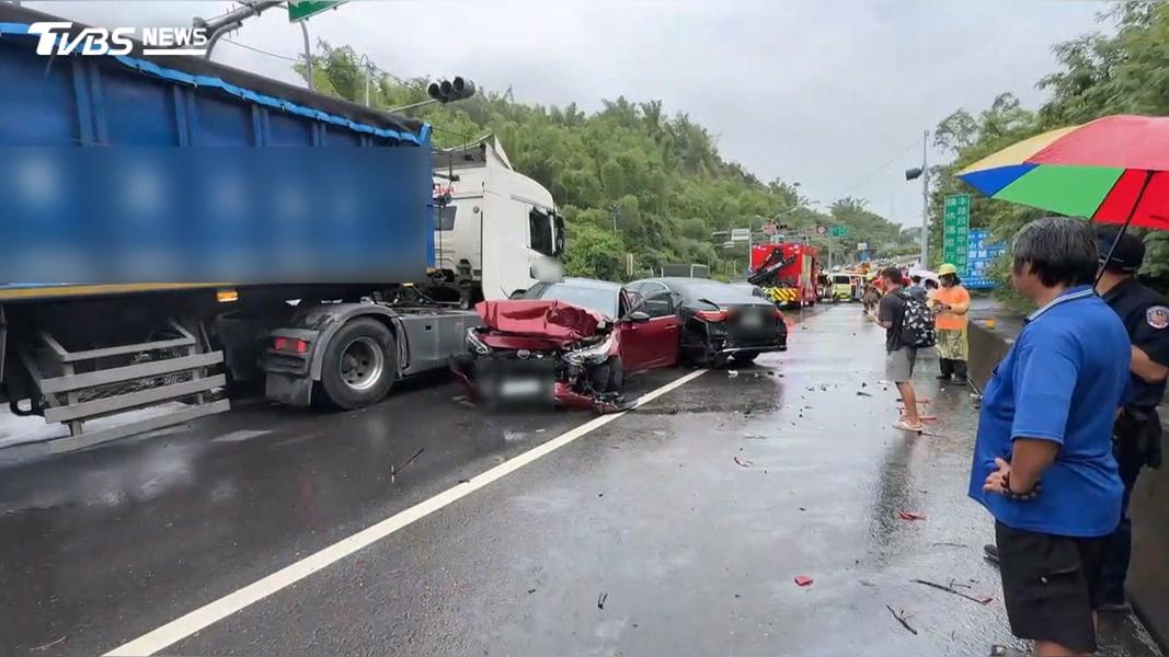 等紅燈秒變碰碰車!台南台84線大貨車追撞4車 釀10人傷(圖/TVBS)