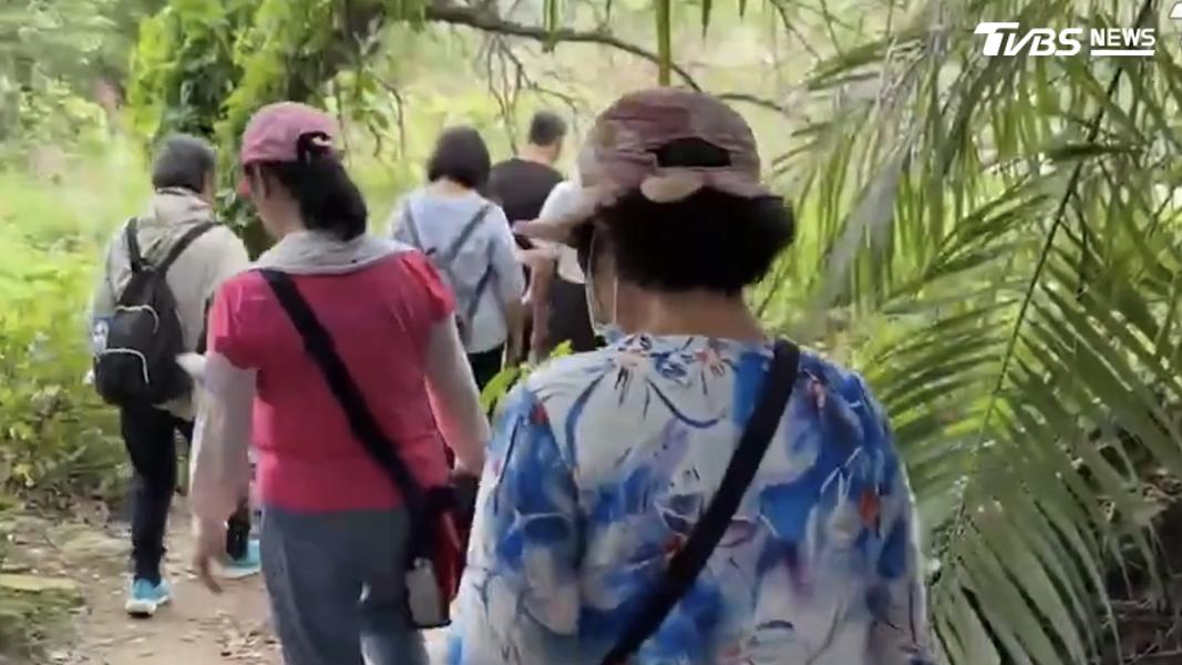 這場意外是導覽團隊中後方遊客發生蜂螫意外,業者當下緊急派車送醫。(圖/TVBS)