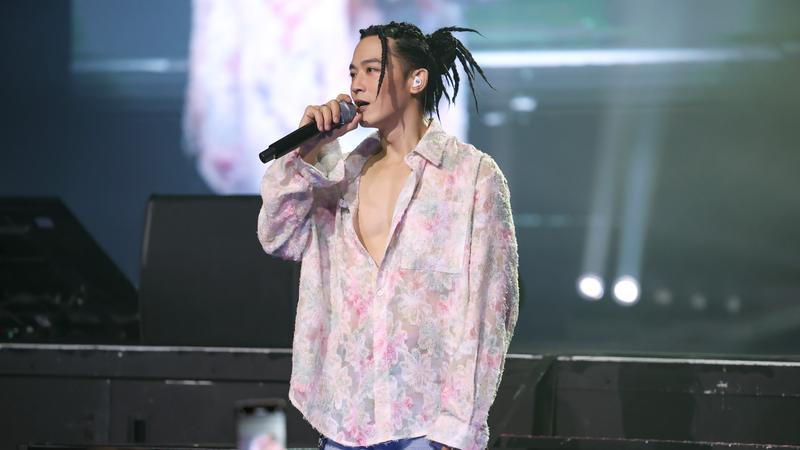 吳思賢淚揭父母離異心結!乾媽伸援手照顧 躲18年不見面原因曝