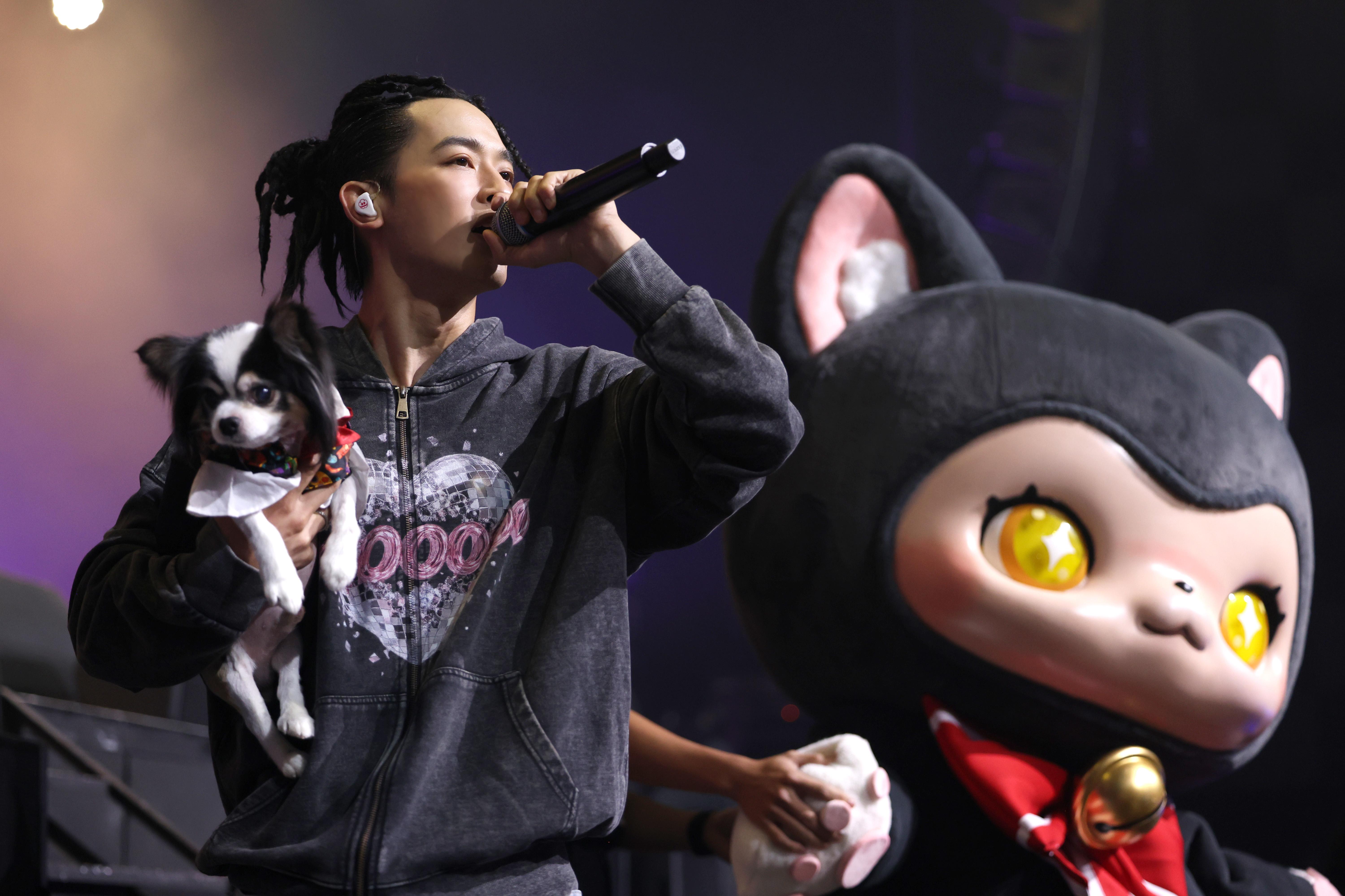 小樂抱著愛狗登場。（圖／Live Nation Taiwan、藝和創藝提供）