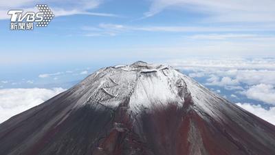 台灣45歲女登頂富士山「腳踝扭傷受困」!獲救難隊救援