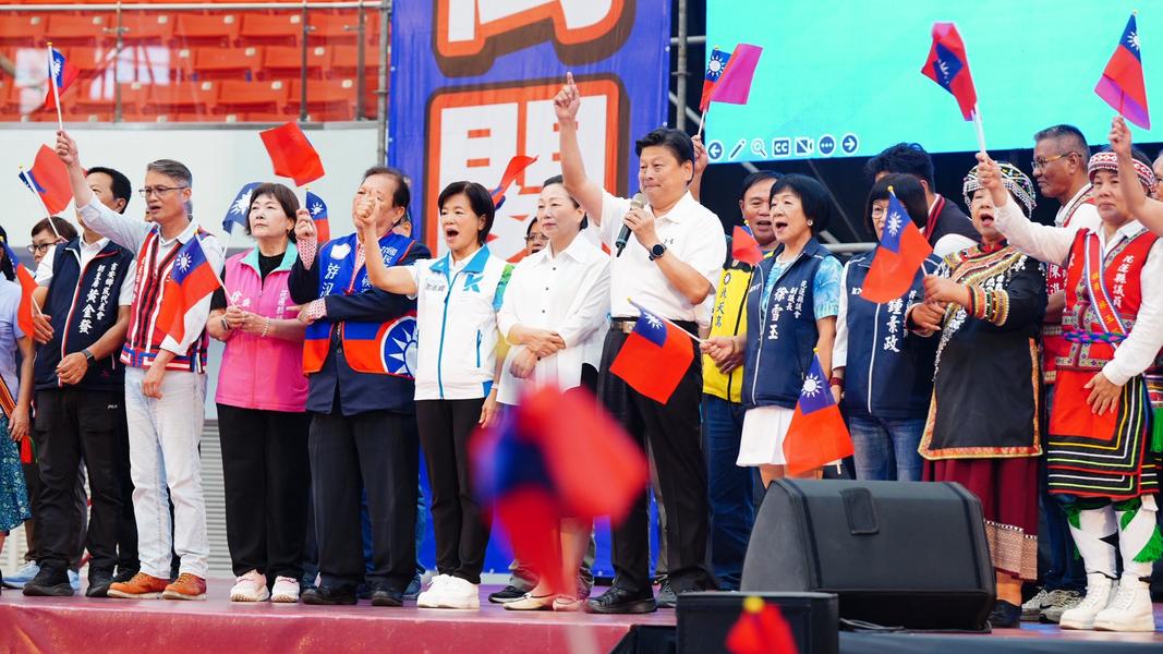 藍營造勢爆衝突!議員躲廁所衝出嗆傅崐萁 跌倒在地