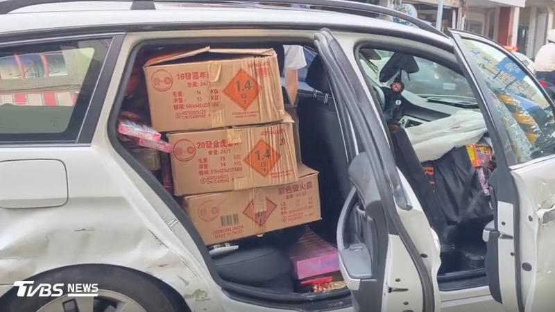 南投離奇車禍!女開BMW自撞棄車逃 載滿鞭炮還被搜出喪屍菸彈