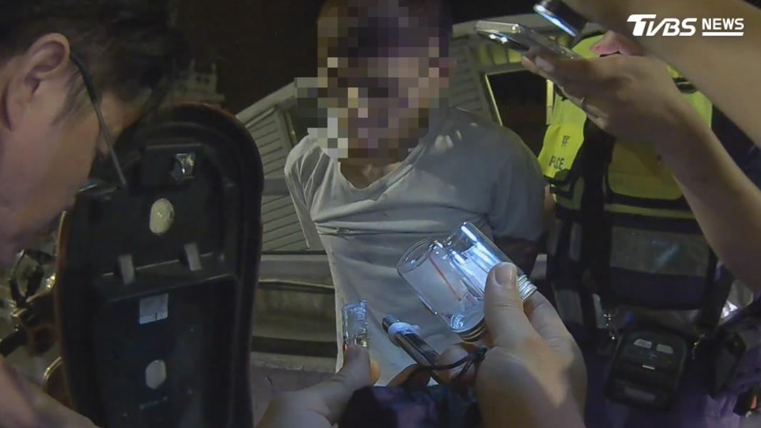 男蛇行遭攔,見警闖燈逆向逃,警一查又是毒駕。(圖/TVBS)