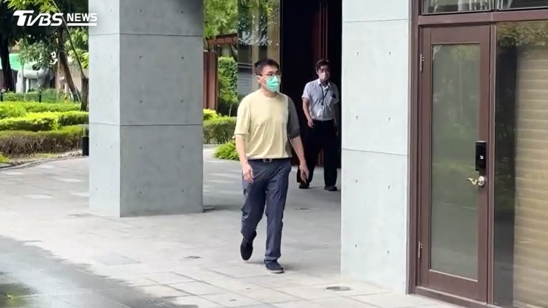 趙建銘首度露面,16號早上10點左右,搭乘計程車到診所地下室,再從側門快步走進診所內,面對6千萬貸款的指控全程不發一語(圖/TVBS)