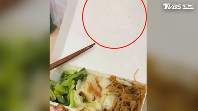 活蟲配便當?港式燒臘打開「10多隻蟲在爬」 鍋燒麵爆吃出鋼絲