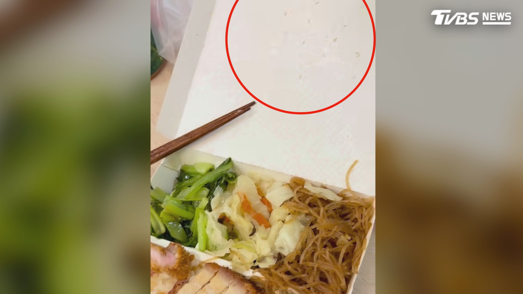 台南有民眾買了2個燒臘便當,吃到一半竟發現便當裡有十多隻小蟲不停蠕動,當場嚇得反胃(圖/當事人提供)
