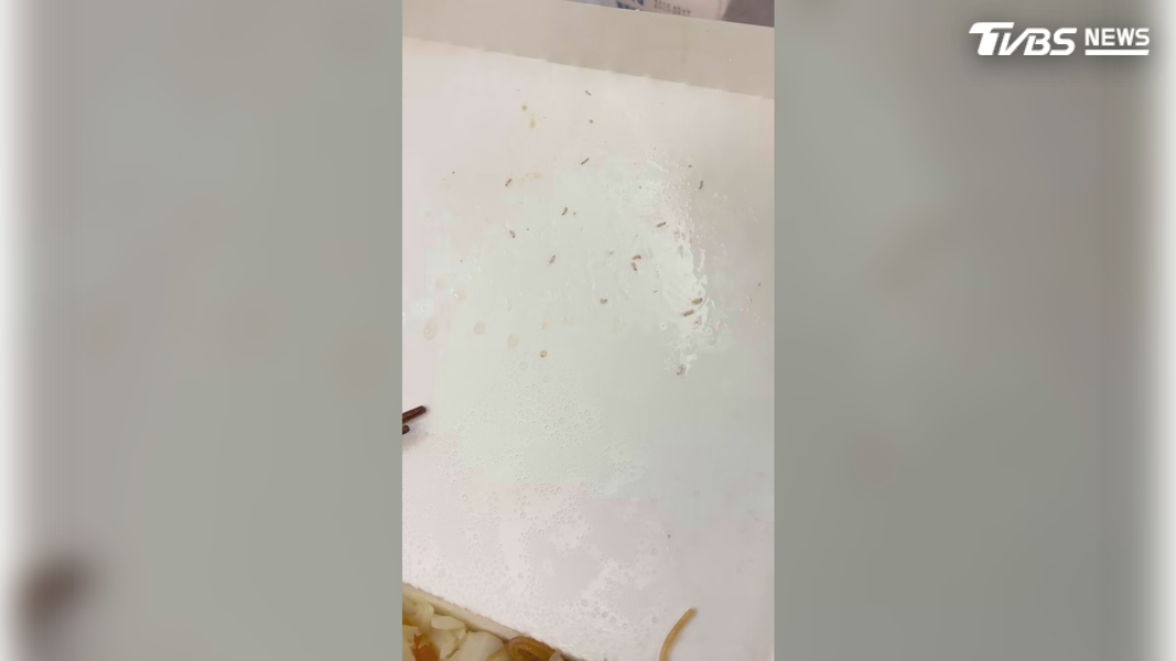 當事人發現異狀後立即返回店家反映,並將便當盒打開讓店員查看,當時裡面的蟲還在爬動,但對方第一個反應竟是用手將便當盒裡的蟲捏死(圖/當事人提供)
