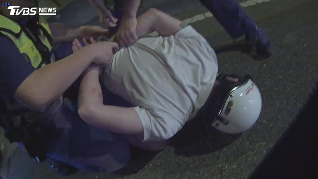 又是喪屍菸彈!北市男拒檢加速逃逸 下秒自摔「在地上狂抖」