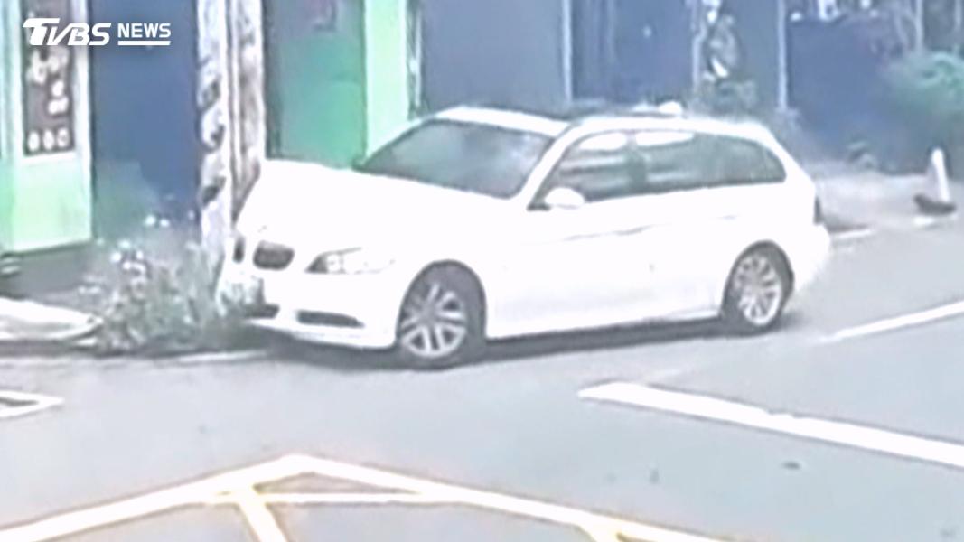 自撞電桿女駕駛「如喪屍」赤腳離開 車內搜出毒品和爆竹(圖/TVBS)