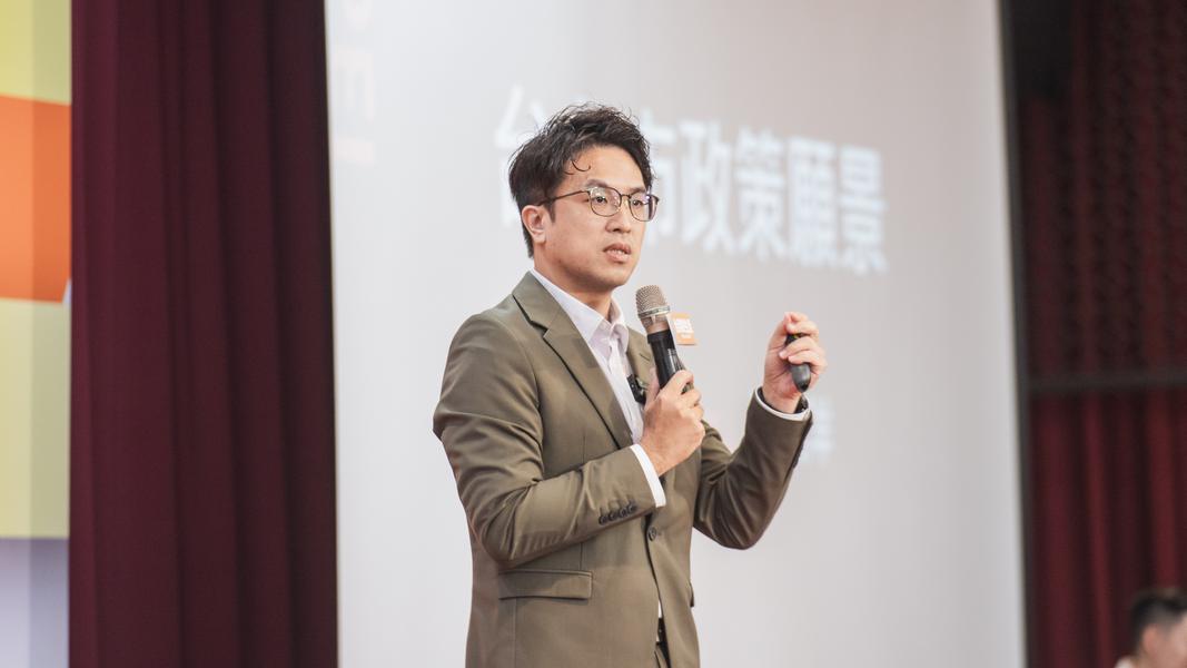 曾譙普發現金是中共窮台招數!總統現在要發了 沈伯洋不改口