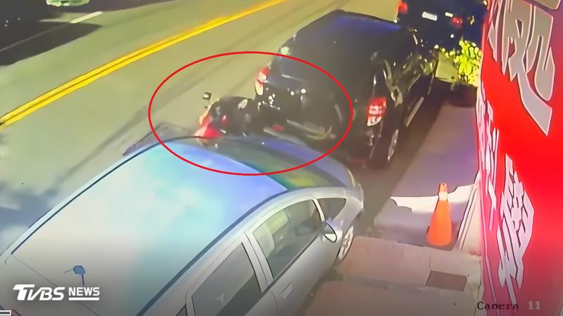 又是毒駕!台中市男騎士逆向猛撞 卡兩車間還恍神不能動彈
