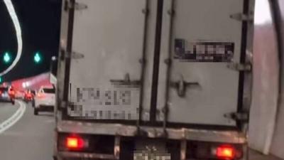 雪隧小貨車左右搖晃!後方駕駛全嚇壞 警急攔停揪毒駕