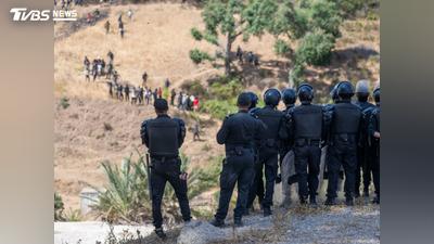 摩洛哥社群號召「人肉硬闖邊境」!西班牙急派兵圍堵北非飛地