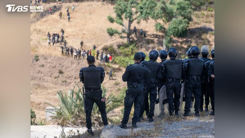 摩洛哥社群號召「人肉硬闖邊境」!西班牙急派兵圍堵北非飛地