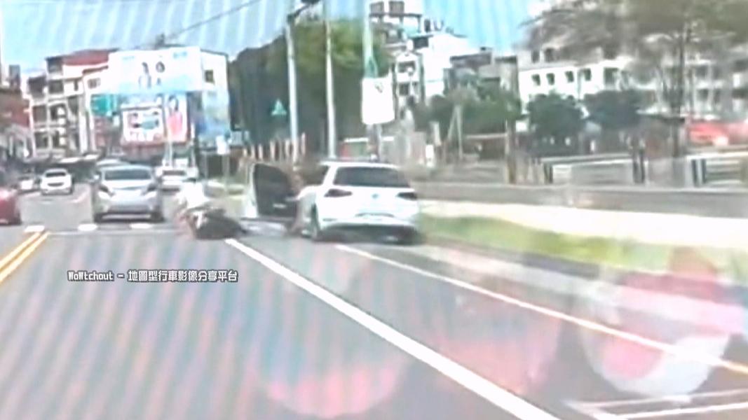 路邊白色休旅車「開門殺」。(圖/WOWtchout)