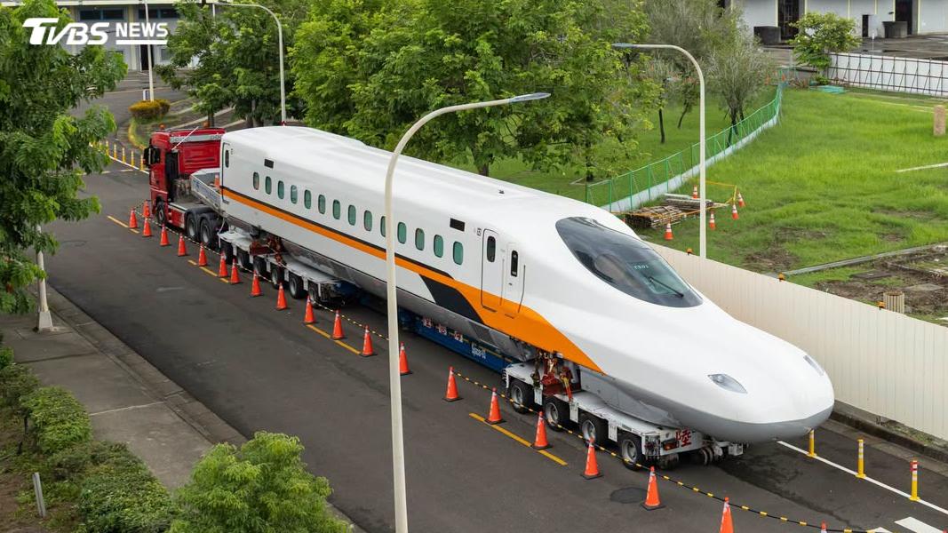 台灣高鐵睽違22年再度迎來新車,第一組新世代列車N700ST於15日抵達高雄港,陸運畫面曝(圖/TVBS)