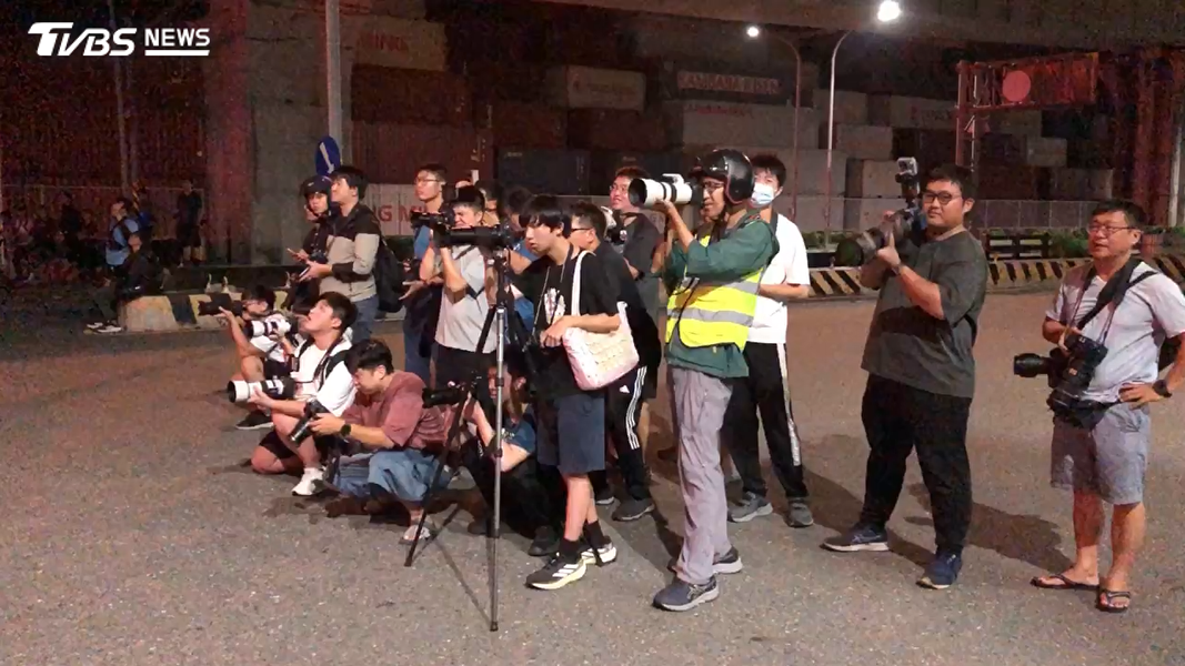 高鐵N700ST首度亮相!深夜穿越高雄市區 民眾驚喜搶拍(圖/TVBS)