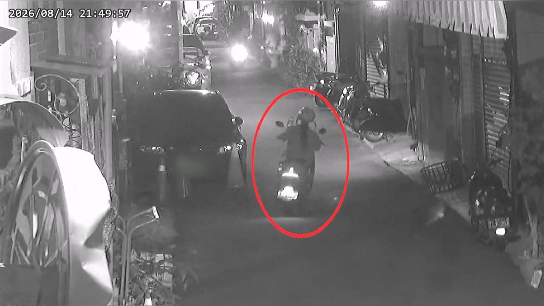 詭異騎法曝光!女騎士閃左燈卻殺右邊 撞倒民宅機車被壓住