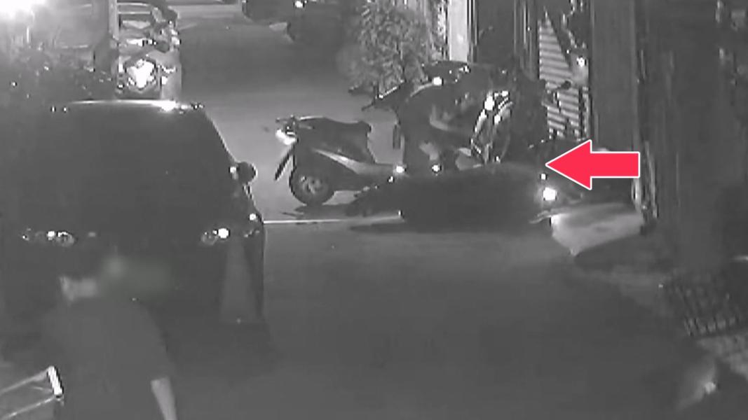 詭異騎法曝光!女騎士閃左燈卻殺右邊 撞倒民宅機車被壓住。(圖/民眾提供)