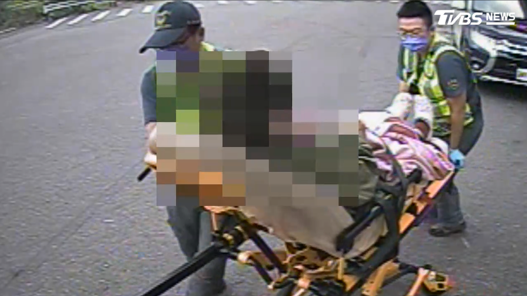 黃姓女騎士卻毫無預警地直接左轉,當場遭轎車撞飛,整個人重摔在地揚起煙塵,機車車殼零件也破碎四散。救護車緊急趕抵現場,將傷者抬上擔架送醫。(圖/TVBS)
