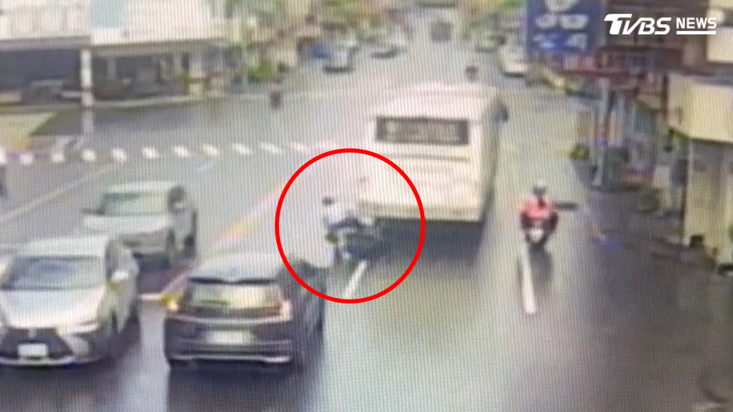 台南市16日上午同樣發生一起車禍,位於金華路上,70歲老翁雨天輾標線打滑機車捲公車底,造成手腳擦挫傷,所幸並無生命危險(圖/TVBS)