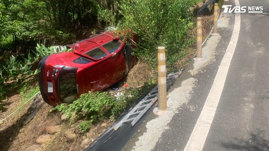 高雄男酒駕飆山路!連人帶車翻落邊坡 後座2友人緊急送醫