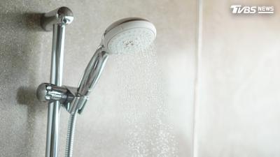 旅行變死劫!17歲少年「拿蓮蓬頭」瞬間觸電亡 母救兒也被波及
