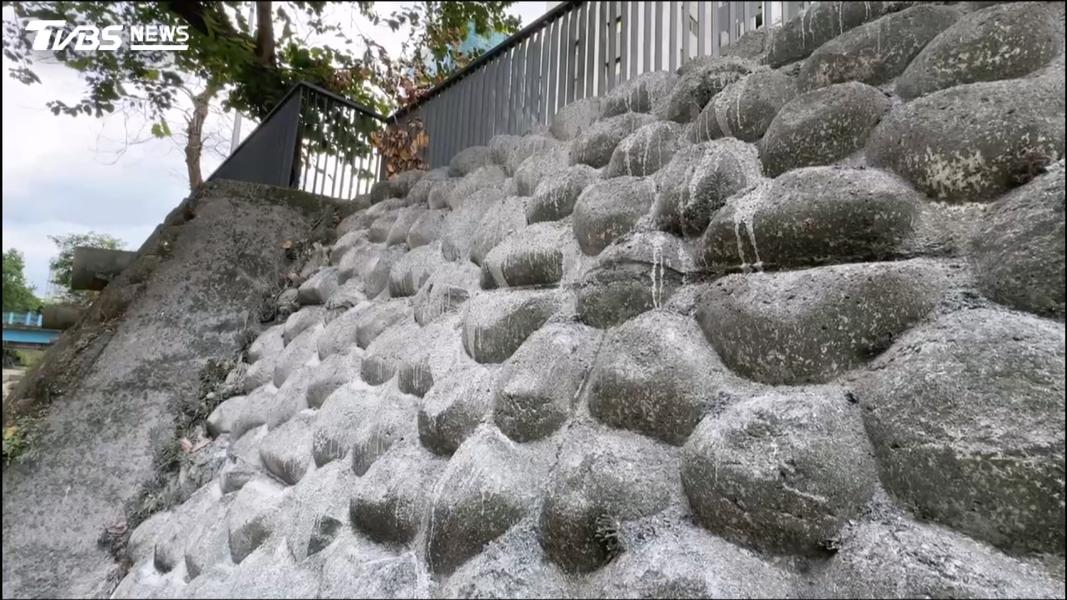 法會金紙餘燼倒大排?民眾控環境污染 包商喊冤:是翻桶火花(圖/TVBS)
