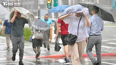 明天天氣/低壓帶發威!明「雨勢最猛」 豪雨狂炸1地區