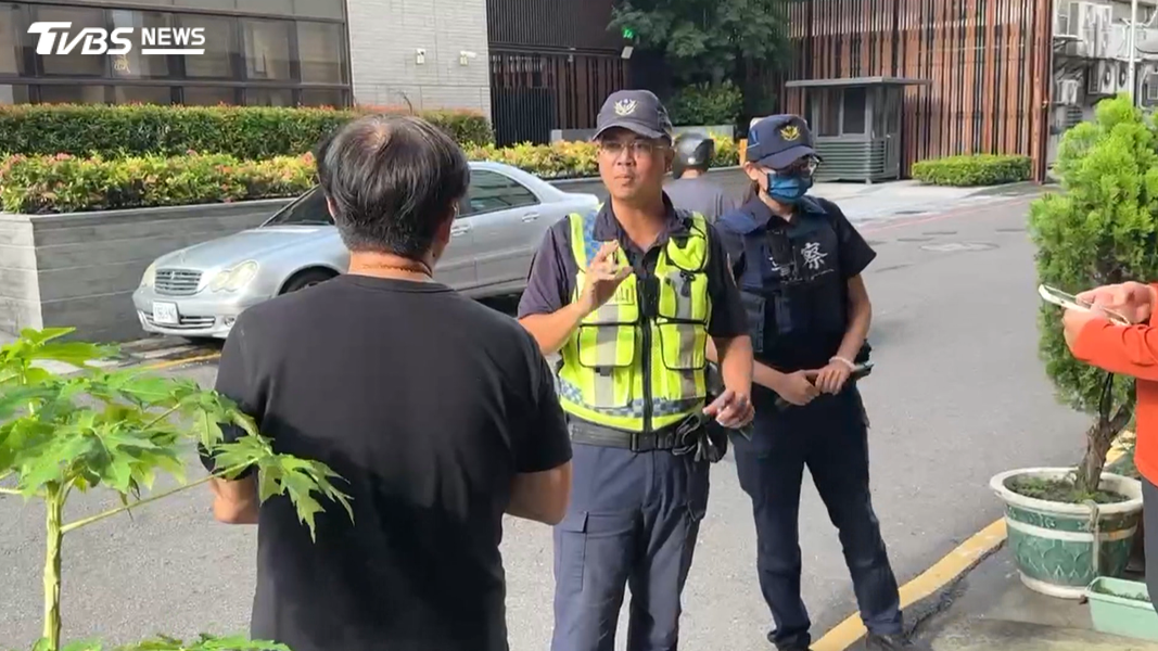 趙建銘診所16日再度報警,透過警方表達記者拍攝已打擾看診作業(圖/TVBS)