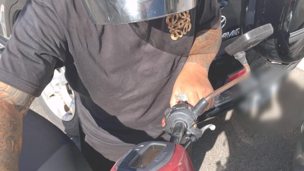 屋主拍下肇事騎士起身照片,發現他都摔車了還緊握著手中的電子煙(圖/其他)