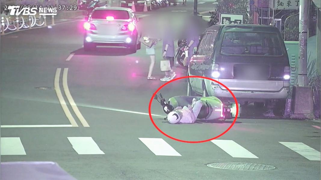 詭異騎法曝光!女騎士閃左燈卻殺右邊 撞倒民宅機車被壓住(圖/TVBS)