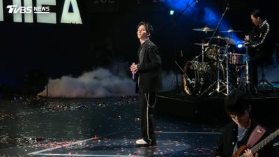 TMEA盛典/才拿下「突破港台歌手」!派偉俊鑲鑽西裝超帥 一開口全場驚艷