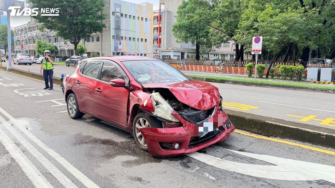 又是毒駕!高雄男闖燈「撞球式」連撞3車 害母女骨折送醫