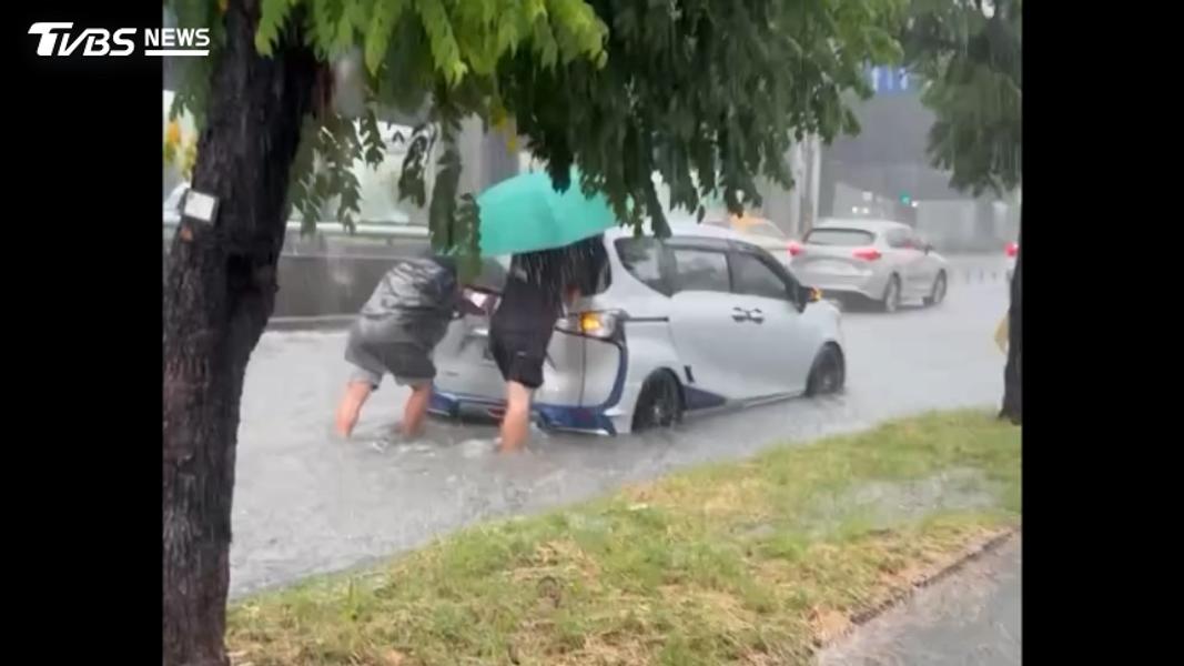 台中暴雨成災!環中路積水及膝 民眾穿垃圾袋推車脫困