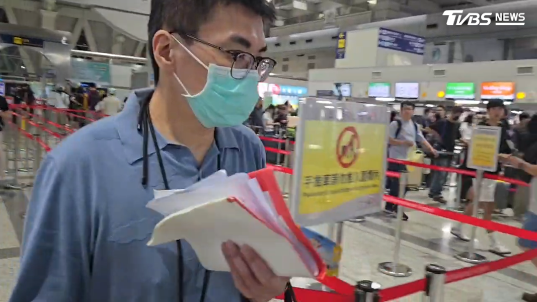 今凌晨低調現身小港機場!趙建銘全程不發一語 身邊不見女大生