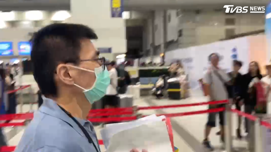 趙建銘面對記者提問全程不發一語。(圖/趙立 攝)